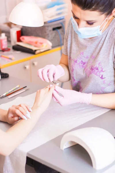 Manicure Master Krawędzi Manicure Manicure Higieniczne Profesjonalnym Narzędziem Zbliżenie — Zdjęcie stockowe