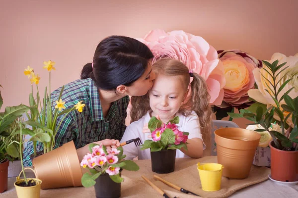 Mãe Filha Cuidar Flores Interiores Foto Estúdio Família Feliz Estúdio — Fotografia de Stock