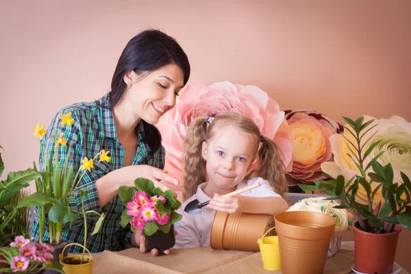 Schattig Kind Meisje Helpt Haar Moeder Zorgen Voor Planten Gelukkige — Stockfoto