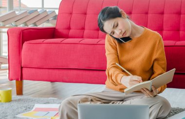 Coronavirus salgınından sonra evde çalışan güzel genç öğrenciler, Covid-19, dünya çapında yeni normal bir hayata neden oldu. Sosyal uzaklık için bir dizüstü bilgisayar kullanıyor. 