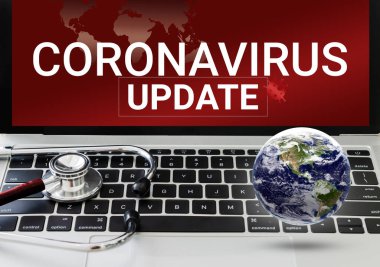3 boyutlu illüstrasyon. Coronavirus Güncelleme Haber Kavramı, Coronavirus Güncelleme Metin Tasarımı Kırmızı Arkaplanda Doktor 'un Stetoskobu ve Dünya Defteri ile. afiş kapağı içeriği web sitesi için
