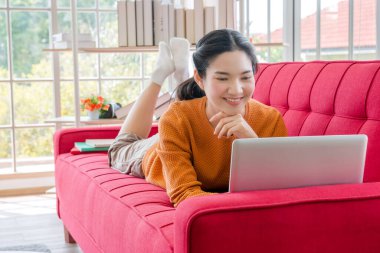 Coronavirus salgınından sonra evde çalışan güzel genç öğrenciler, Covid-19, dünya çapında yeni normal bir hayata neden oldu. Sosyal uzaklık için bir dizüstü bilgisayar kullanıyor. 