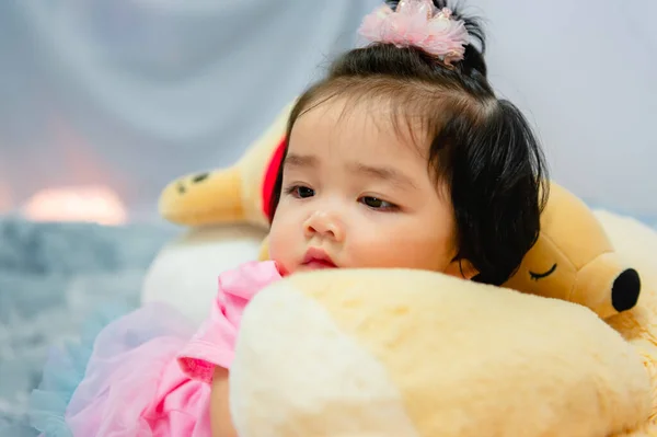 Річна Дівчинка Рожевій Сукні Бавиться Тедді Ведмедиком Ліжку Бангкоку Таїланд — стокове фото
