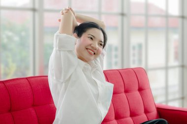 Coronavid virüsü salgınından dolayı evde çalışan güzel genç öğrenciler, Covid-19, dünya çapında yeni normal bir hayata sebep oldu. Sosyal uzaklık için bir kitap okudu ve kahve içti.