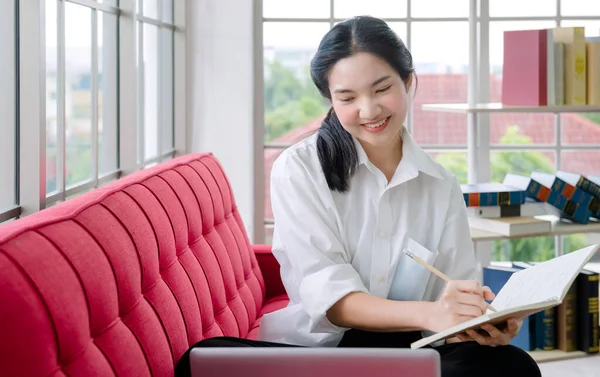 在家里学习和工作的年轻漂亮的学生科维德19岁的科罗内韦鲁斯的大流行在全世界引起了新的正常现象 为了与他人保持距离 她在用笔记本电脑 — 图库照片