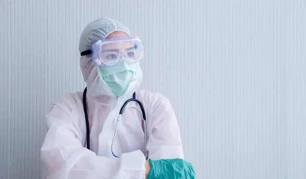 Yüz maskeli kadın doktor, anti virüs Corona Covid-19 ve steteskop doktoru hastanenin iş yerinde umut salgını ile pencereden dışarı bakıyor. 