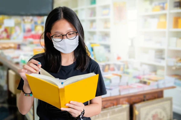 Corona virüsü Covid-19 ve Bangkok Tayland 'daki Dust PM2.5 salgını nedeniyle okul kapalı olduğu için liseli kız evde ödev yapıyor.