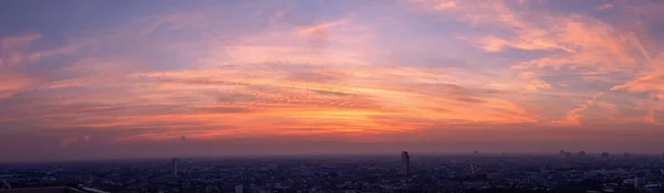 Gökyüzü günbatımı arka plan konsepti. Skyline Top View Evening Sunset gökyüzü ve New York 'ta sabah güneşi fotokopi alanı ile dolu. Boş güzel gökyüzü panoramik manzara Alacakaranlık zamanı Bangkok