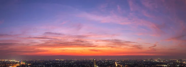 Gökyüzü günbatımı arka plan konsepti. Skyline Top View Evening Sunset gökyüzü ve New York 'ta sabah güneşi fotokopi alanı ile dolu. Boş güzel gökyüzü panoramik manzara Alacakaranlık zamanı Bangkok
