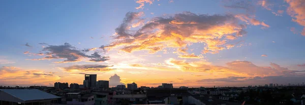 Gökyüzü günbatımı arka plan konsepti. Skyline Top View Evening Sunset gökyüzü ve New York 'ta sabah güneşi fotokopi alanı ile dolu. Boş güzel gökyüzü panoramik manzara Alacakaranlık zamanı Bangkok