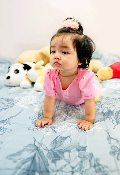 Ano Idade Bonito Bebê Menina Vestido Rosa Está Jogando Com — Fotografia de Stock