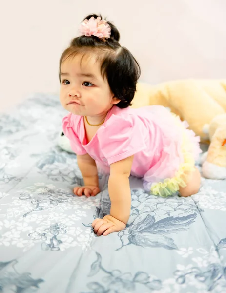Ano Idade Bonito Bebê Menina Vestido Rosa Está Jogando Com — Fotografia de Stock