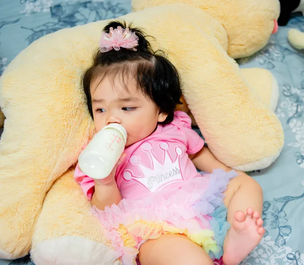Річна Дівчинка Рожевій Сукні Бавиться Тедді Ведмедиком Ліжку Бангкоку Таїланд — стокове фото