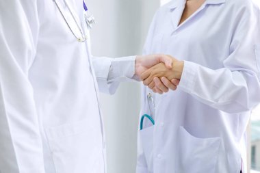 Doktor konsepti, virüs salgını sırasında. Doktor dünya çapında yayılan Coronavirus salgınıyla savaşıyor. Doktor adam ve doktor kadın beyaz bir arka plan üzerinde çalışıyorlar. 