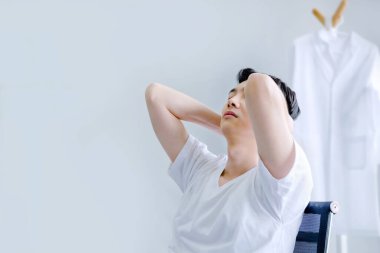 Düşünüyor doktor, çok üzgün ve düşünüyor çünkü dünya çapında yeni normalin nedeni Covid-19 salgını..  