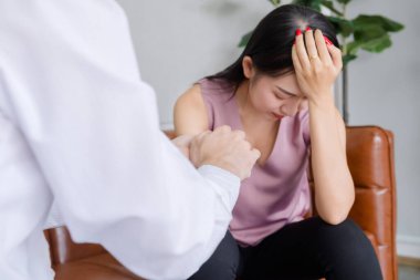 Doktor Psikiyatrist konsepti, doktor, ofisteki kadın hastaları kurtarmak için hastanın elini tuttu.. 