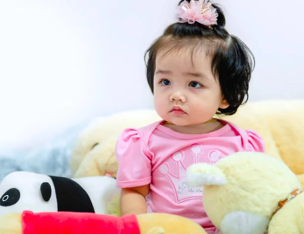 可爱的女婴在玩概念 宝宝一岁的健康穿着粉红的衣服在玩玩具熊和玩具非常开心 在泰国曼谷的床上笑着 — 图库照片
