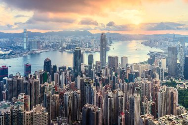 Turistler gün doğumunda ve alacakaranlıkta Victoria Tepesi 'nden bakarlar. Hong Kong şehrinin gecesi finans bürosunu ve güzel ışıkları görecek. Ya da günbatımı zamanı ufuk çizgisi Hong Kong şehri, deniz ve Kowloon 'a