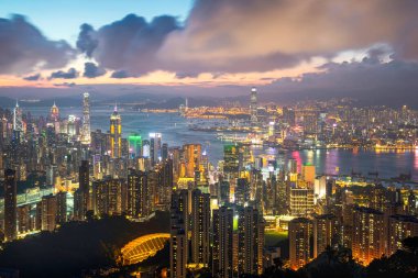 Turistler gün doğumunda ve alacakaranlıkta Victoria Tepesi 'nden bakarlar. Hong Kong şehrinin gecesi finans bürosunu ve güzel ışıkları görecek. Ya da günbatımı zamanı ufuk çizgisi Hong Kong şehri, deniz ve Kowloon 'a