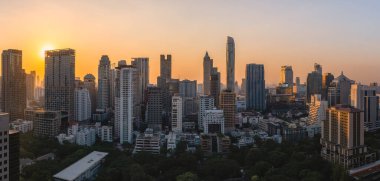Ufuk çizgisi Bangkok 'un çatısında.
