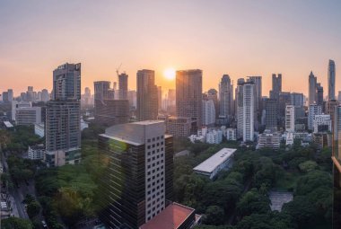Ufuk çizgisi Bangkok 'un çatısında.