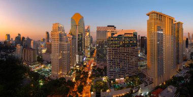 Ufuk çizgisi Bangkok 'un çatısında.