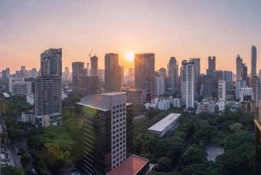 Ufuk çizgisi Bangkok 'un çatısında.