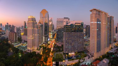 Ufuk çizgisi Bangkok 'un çatısında.