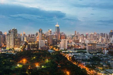 Alacakaranlık bahçesi ve Bangkok şehri havası 2019