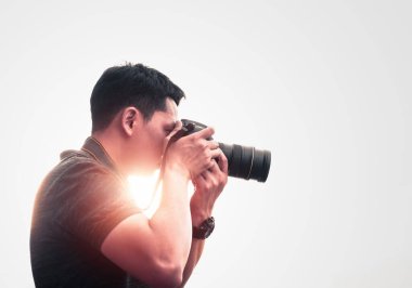 Profesyonel fotoğrafçı DSLR kamerasıyla fotoğraf çeker, hipster stili yaratıcı fotoğraf çeker. Günbatımını fotoğraflayan şehir başkenti Tayland 'da bir çatı katında fotoğraf çeker. Dijital cihazla fotoğraf çeker..