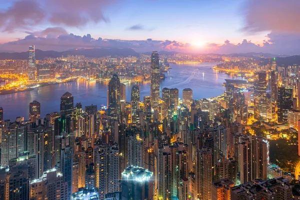 Turistler gün doğumunda ve alacakaranlıkta Victoria Tepesi 'nden bakarlar. Hong Kong şehrinin gecesi finans bürosunu ve güzel ışıkları görecek. Ya da günbatımı zamanı ufuk çizgisi Hong Kong şehri, deniz ve Kowloon 'a