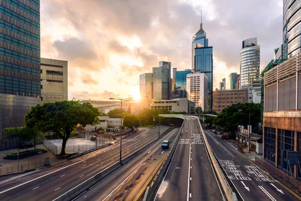 Yeni normal konsept. Hong Kong 'un başkentinde yol bomboş. İnsanlar covid-19 sırasında evde kalıyor. Salgından sonra, Coronavirus COVID-19 virüsü dünya çapında yeni bir motivasyona yol açtı.