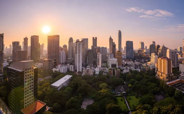 Ufuk çizgisi Bangkok 'un çatısında.