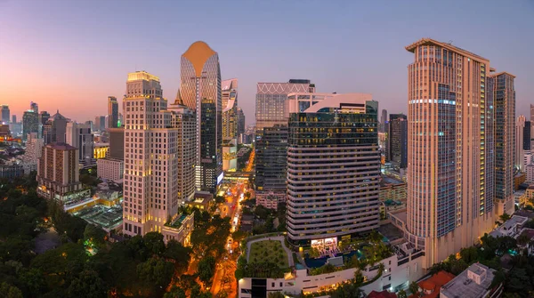 Ufuk çizgisi Bangkok 'un çatısında.