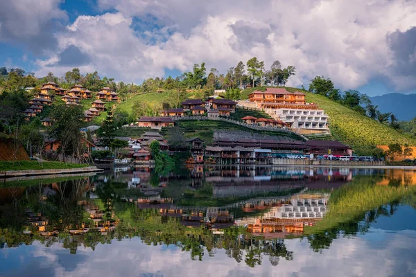 Meahongson vilayetinin güzel simgesi Doi maeukor tepesindeki sarı Meksika ayçiçeği tarlası, yunlaihill 'deki sis, zincirli bölge, Pang Ung Mea hong ulusal parkı Tayland Asya' nın kuzeyinde