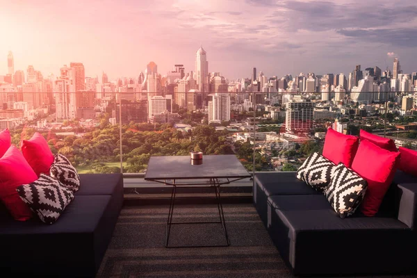 Çatı katı barı ve Bangkok Tayland şehri.