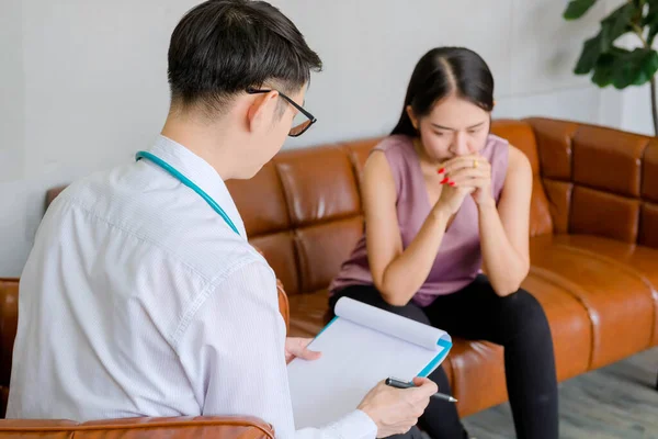 Conceito Pessoas Mentais Psicólogo Jovem Médico Está Escrevendo Relatórios Conversando — Fotografia de Stock