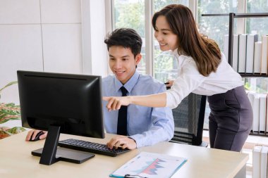 Kurumsal çiftler, iş adamları, yakışıklı işadamları ve çalışanlar yeni finans şirketinin projesinden bahseden güzel ofis kadınları. profesyonel takım çalışması. 