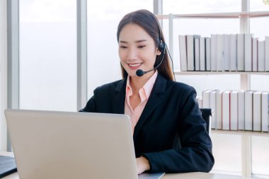 Coronavirus salgınından sonra evde çalışan güzel genç öğrenciler, Covid-19, dünya çapında yeni normal bir hayata neden oldu. Sosyal uzaklık için bir dizüstü bilgisayar kullanıyor. 