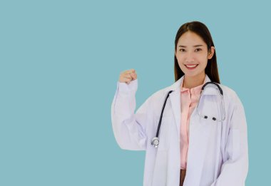 Virüs salgını sırasında doktor kahraman konsepti. Doktor dünya çapında yayılan Coronavirus salgınıyla savaşıyor. Doktor kadın yeşil arka planda kavga ediyor. 