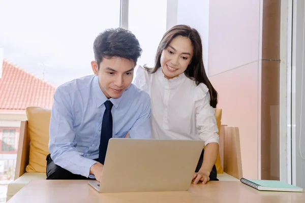 Kurumsal çiftler, iş adamları, yakışıklı işadamları ve çalışanlar yeni finans şirketinin projesinden bahseden güzel ofis kadınları. profesyonel takım çalışması. 
