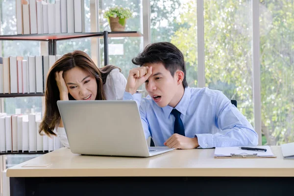 Kurumsal çiftler, iş adamları, yakışıklı işadamları ve çalışanlar yeni finans şirketinin projesinden bahseden güzel ofis kadınları. profesyonel takım çalışması. 