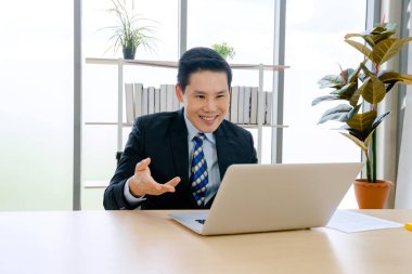 Patron, virüs salgını sırasında bir laboratuvarla çevrimiçi video konferansları yoluyla iş görüşmesi yapıyor..