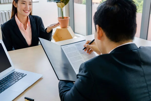 Vrouw Baan Geïnterviewd Het Kantoor Van Een Bedrijf Aziatische Bangkok — Stockfoto