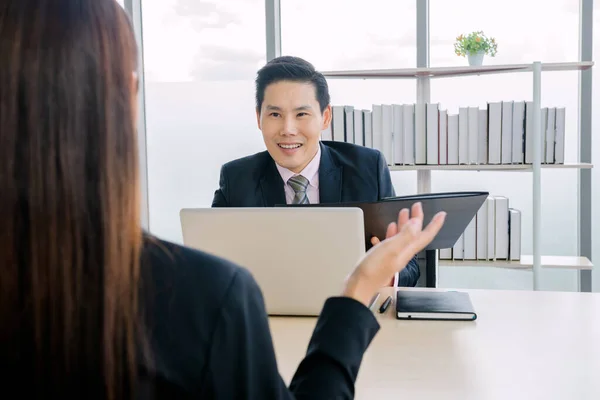 Supervisor Interviewt Vrouwen Die Solliciteren Naar Een Nieuwe Baan Het — Stockfoto