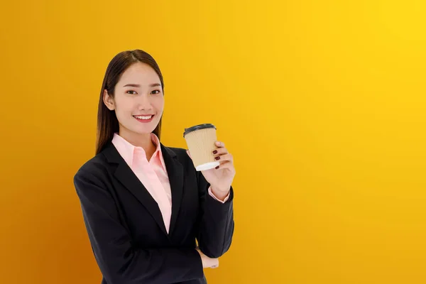 Modernt Företagskoncept Vacker Ung Asiatisk Kvinna Som Dricker Kaffe Lunchrast — Stockfoto