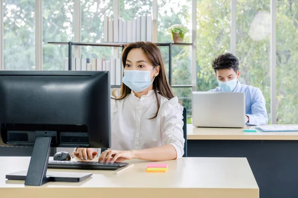 Kurumsal çiftler, iş adamları, maske takan işadamları ve çalışanlara güvenen güzel bir ofis kadını yeni bir finans şirketinin projesi hakkında konuşuyor. profesyonel takım çalışması. 