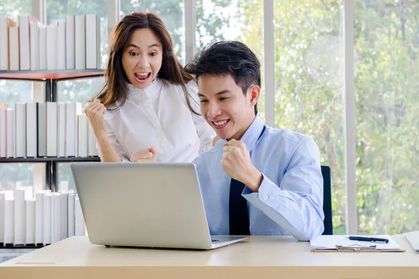 Kurumsal çiftler, iş adamları, yakışıklı işadamları ve çalışanlar yeni finans şirketinin projesinden bahseden güzel ofis kadınları. profesyonel takım çalışması. 