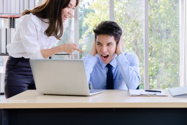 Kurumsal çiftler, iş adamları, yakışıklı işadamları ve çalışanlar yeni finans şirketinin projesinden bahseden güzel ofis kadınları. profesyonel takım çalışması. 