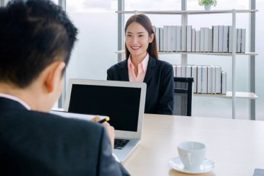 Asia Bangkok adlı bir şirkette iş görüşmesi. 